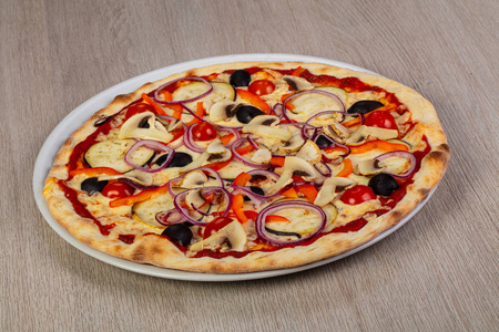 带蘑菇和橄榄的素食披萨