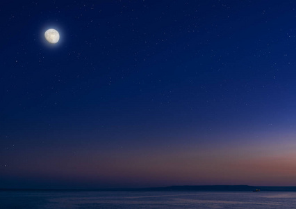 月亮和星星在平静的海面上