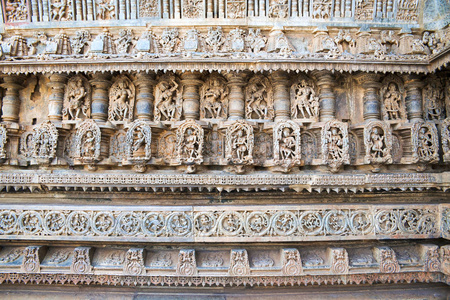 华丽的穿孔窗口和装饰楣与神, 舞蹈家和其他人物, Chennakeshava 寺。Belur, 卡纳卡, 印度
