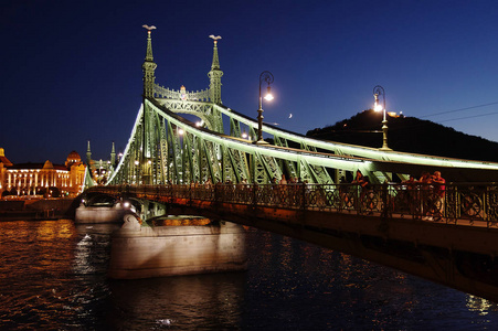 布达佩斯城市多瑙河上的链桥夜景。匈牙利。老欧洲桥梁