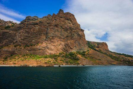 克里米亚科托贝尔附近的海景图像与山地 Karadag