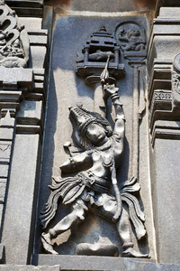 华丽的墙板浮雕描绘了阿诸里射击箭在鱼眼, Chennakesava 寺, Belur, 卡纳塔, 印度