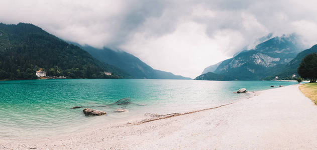 夏季多云天气 Molveno 湖全景图