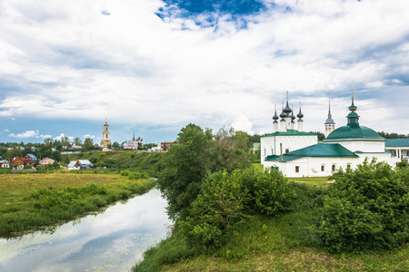 苏兹达尔古城的美丽风景在夏季多云的一天, 俄罗斯
