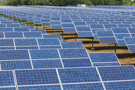 太阳能发电厂多晶硅太阳能电池或光伏发电从太阳吸收阳光照片
