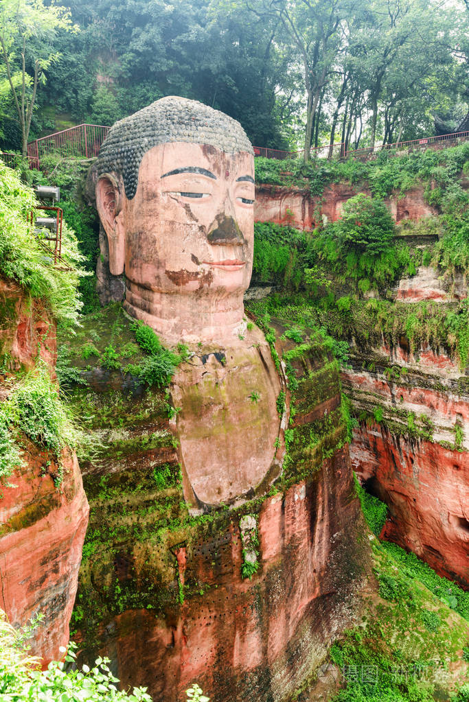 中国峨眉山风景区一座红崖雕刻出的世界上最大,最高的石雕佛像