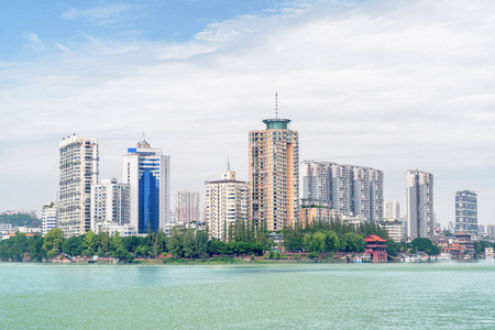 乐山风景名胜区与中国闽江河交汇处。乐山是亚洲最受欢迎的旅游胜地。