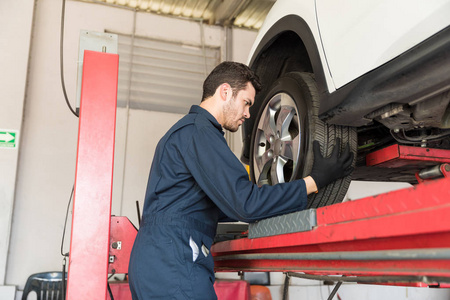 汽车修理车轮胎在维修车间的侧面视图
