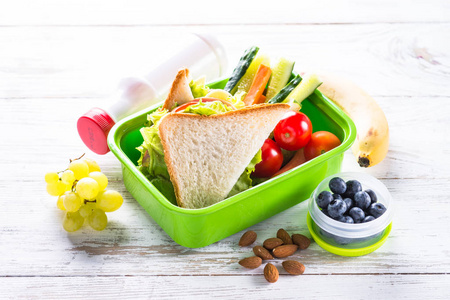 午餐盒配三明治, 蔬菜, 香蕉, 水, 坚果和误码率