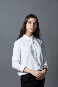 灰色的背景，白色衬衫，快乐漂亮女生少年肖像工作室