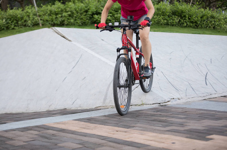 女子 freerider 骑下坡道, 极限运动和积极的生活方式概念