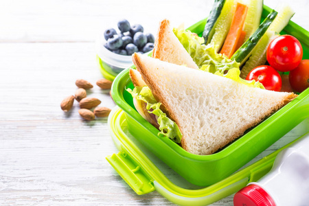 午餐盒配三明治, 蔬菜, 香蕉, 水, 坚果和误码率