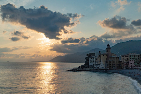 Camogli 村日落美景全景