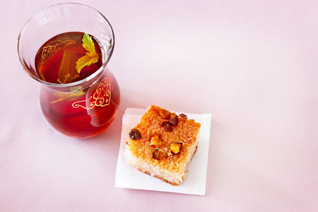 传统的阿拉伯甜点和薄荷茶的玻璃.美味的自制粉蛋糕.复制 spase.