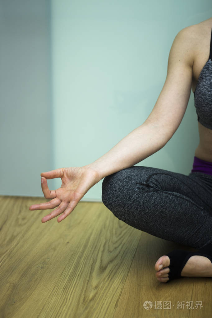 女教师瑜伽教师教学体式姿势与手印的手势
