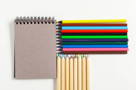 桌上的彩色铅笔和记事本