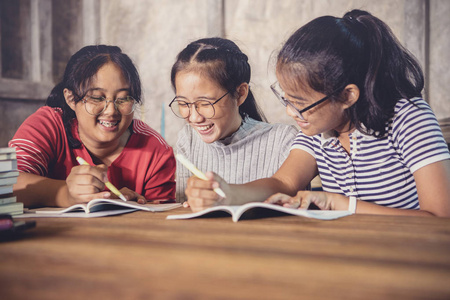 三快乐的亚洲青少年辅导学校家庭作业幸福情绪