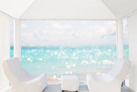 从巴厘岛的床上看到美丽的海滩。位于多米尼加共和国蓬塔纳的豪华度假胜地的白色沙滩
