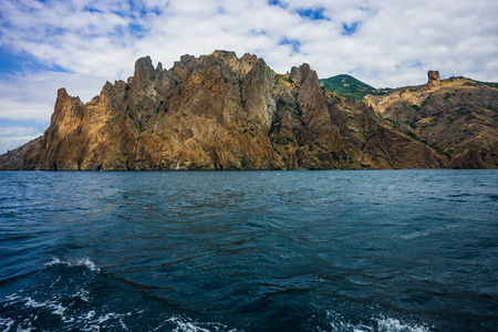 克里米亚科托贝尔附近的海景图像与山地 Karadag