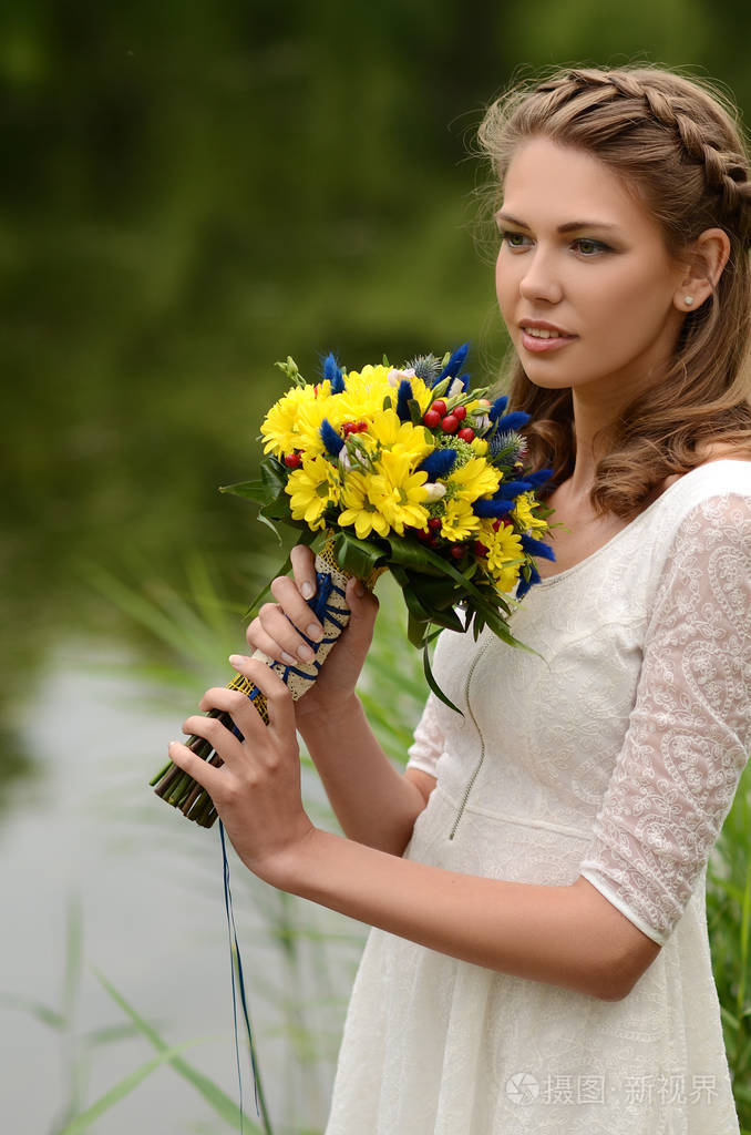 黄色花朵的自然年轻金发女郎