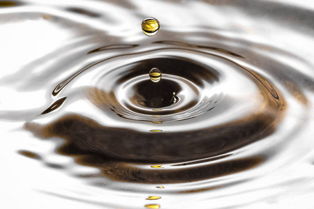 创造了一个美丽的形状后击中水面