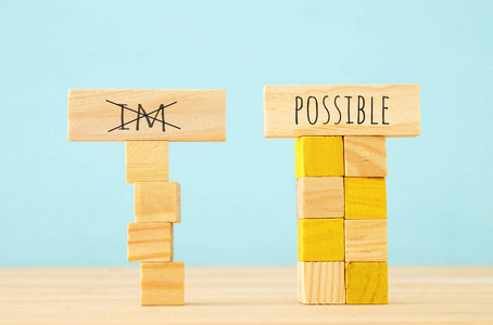 图像不可能概念图像的木立方体创建一个不稳定的结构和字 im 旁边的