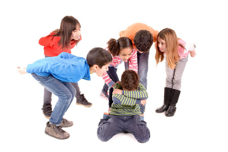 小孩子欺负另一个被白人孤立的孩子照片