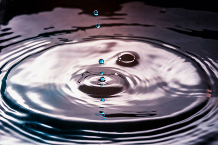 水滴或水在不同的颜色和形状, 创造了一个美丽的形状后击中水面。通过高速摄影拍摄