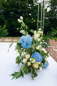 新婚夫妇的婚礼装饰品。在大自然的花园里。花 decoraions