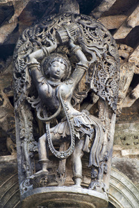 Shilabalika, 天体少女, Dolu Kunita。一位女士正在打鼓和跳舞。Chennakeshava 寺, Belu