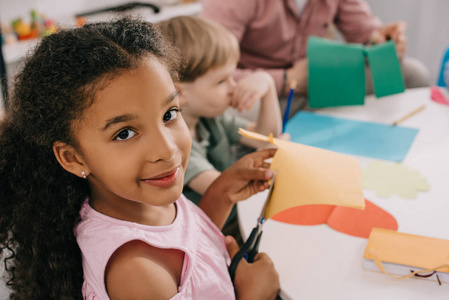 多民族学龄前儿童在课堂上用剪刀剪彩色纸的选择重点