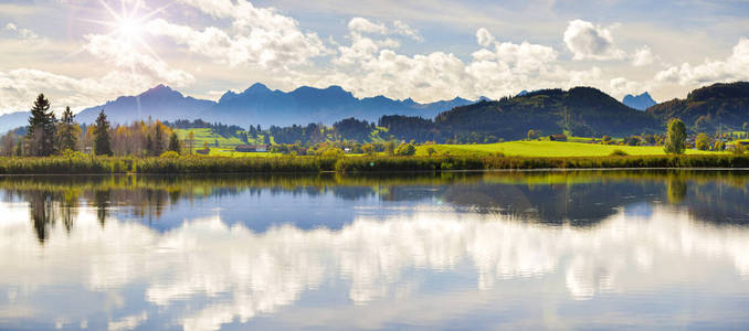 广角视野到阿尔卑斯山脉镜像在 Forggensee 湖区域 Allgaeu 在巴伐利亚