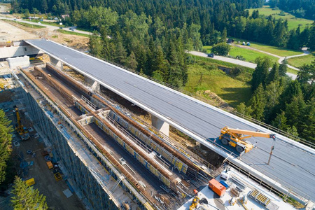 在施工中公路公路的空中无人机景观。在波兰7号国道上修建高架桥