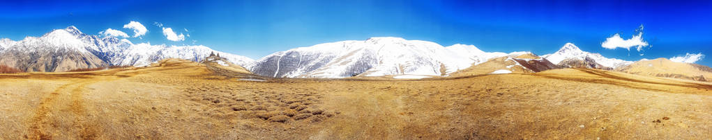 高加索山脉全景, Gergeti 三位一体教会 Tsminda Sameba 对明亮的蓝天