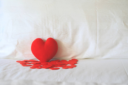 在床上和枕头上的红色心脏形状, 情人节的爱情概念