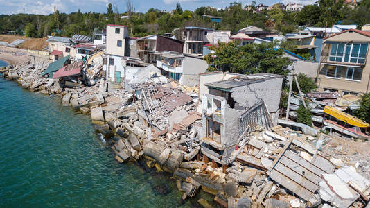 海边地震后被摧毁的房子图片