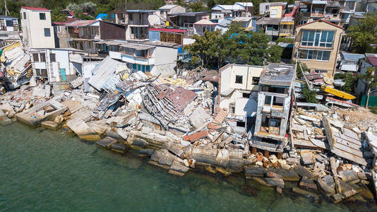 海边地震后被摧毁的房子图片