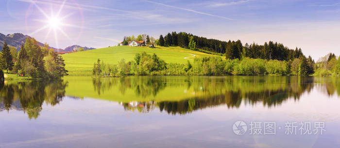 广角视野到阿尔卑斯山脉镜像在 Forggensee 湖区域 Allgaeu 在巴伐利亚