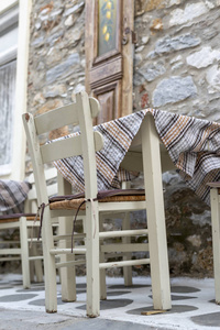 传统希腊风格的白色椅子和白色桌子
