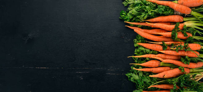 新鲜胡萝卜。新鲜蔬菜。在一个木质的背景。顶部视图。复制空间