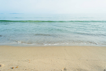 夏日清晨沙滩上清澈的湖水图片