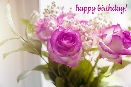 窗口与玫瑰美丽的玫瑰花束在一个窗口与文本快乐的生日照片