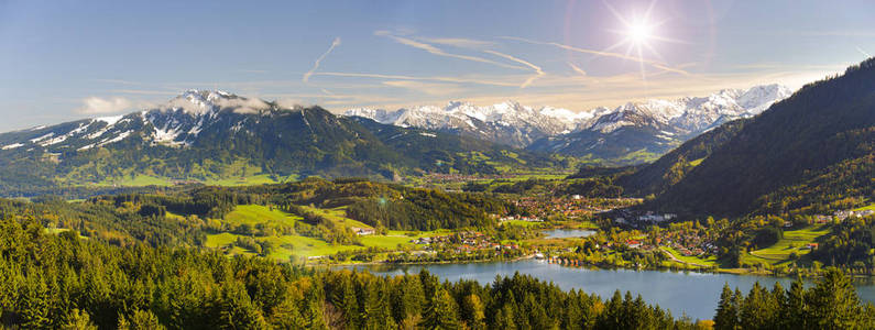 宽角度看法到阿尔卑斯山范围附近湖 Alpsee 在区域 Allgaeu 在巴伐利亚