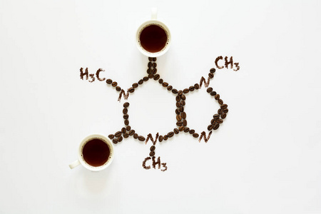 的化学配方。杯咖啡, 豆类和咖啡粉。艺术食品。顶部视图