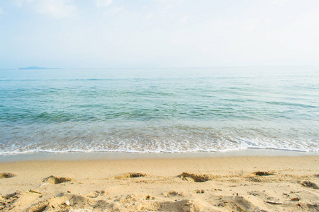 夏日清晨沙滩上清澈的湖水图片