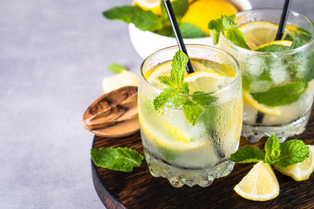 薄荷条件柠檬汽水夏日冷饮照片