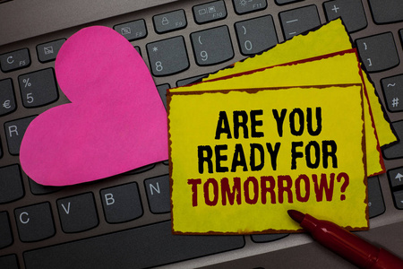 写笔记显示你准备好明天的问题了。商业照片展示准备未来的动机红边黄色书面纸捏与爱电脑键盘
