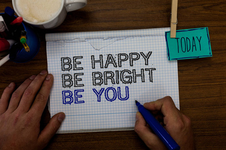 概念性的手写表现出快乐是你的光明。商务照片展示自信良好的态度享受欢快的手拿笔纸夹子书面记事本笔盒咖啡杯
