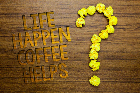 文字书写生活发生咖啡帮助。有问题时有热饮料的经营理念麻烦木地板用一些字母黄色纸块形成问号