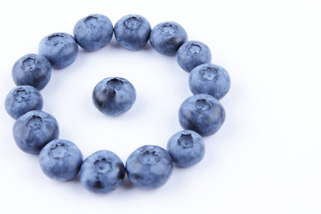 蓝莓在白色背景, 蓝莓浆果分离, 蓝色浆果特写, 空白为设计师, 素食食品
